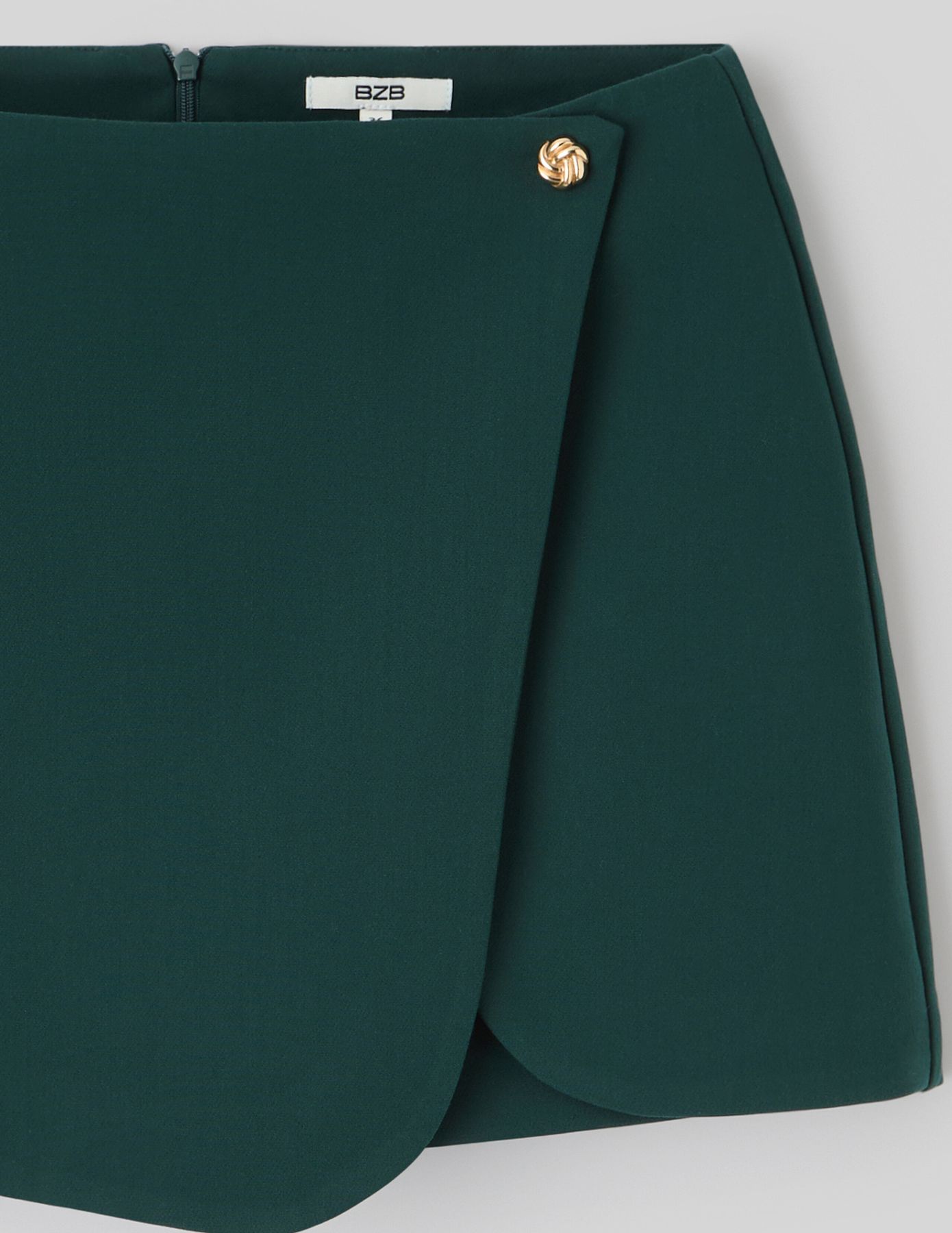 Jupe short portefeuille avec bouton dor&eacute;