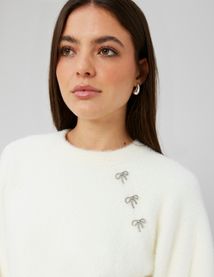 Pull fluffy boutons bijoux