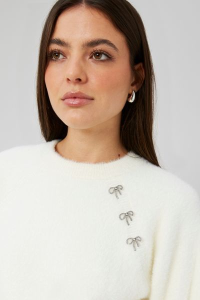 Pull fluffy boutons bijoux