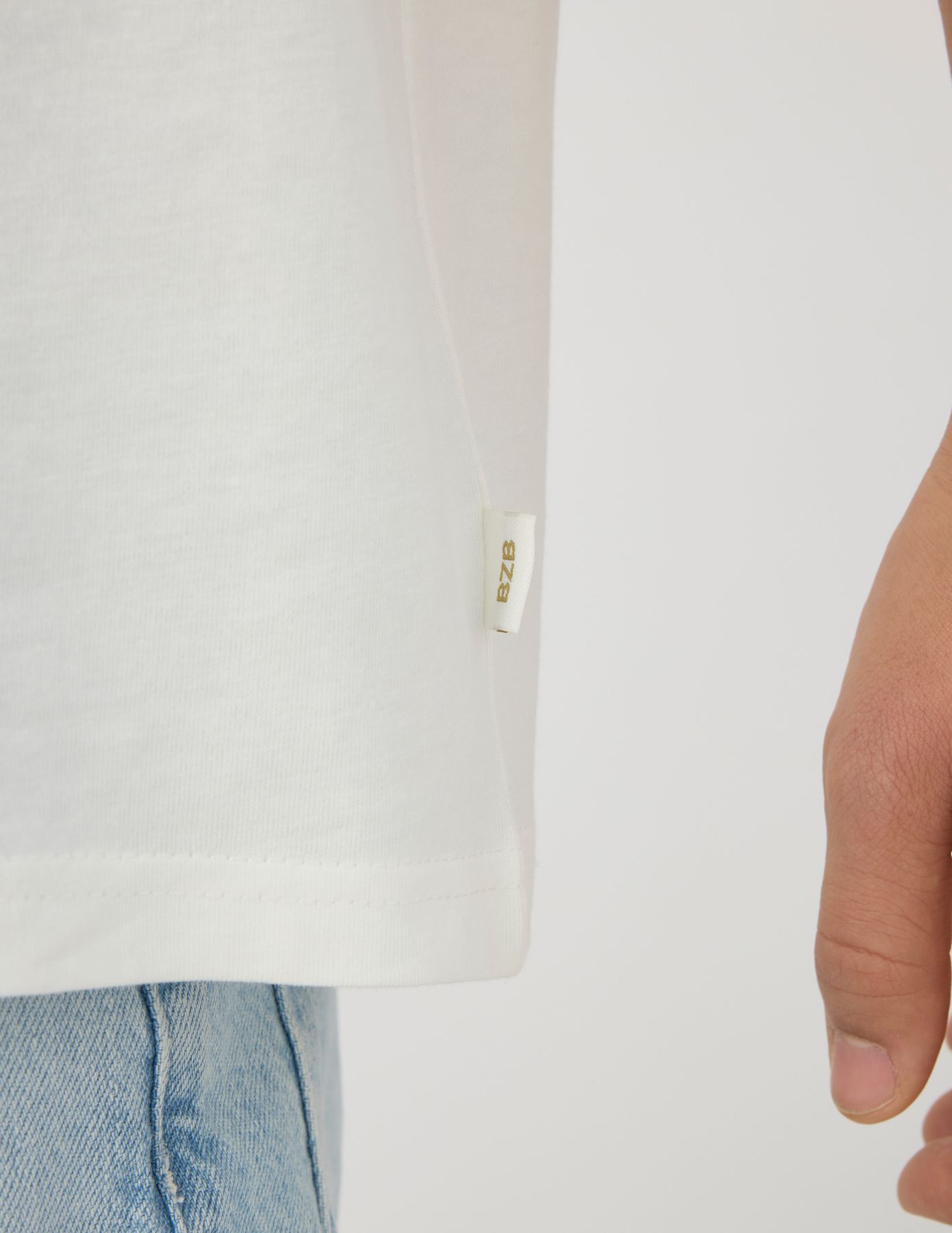 T-shirt broderie poitrine