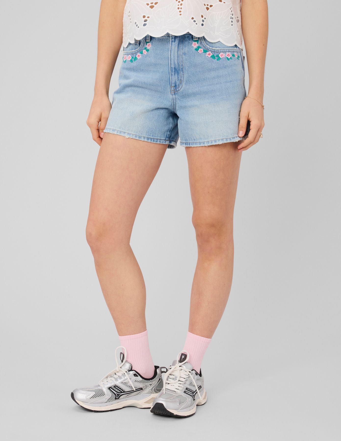 Short en denim brod&eacute;