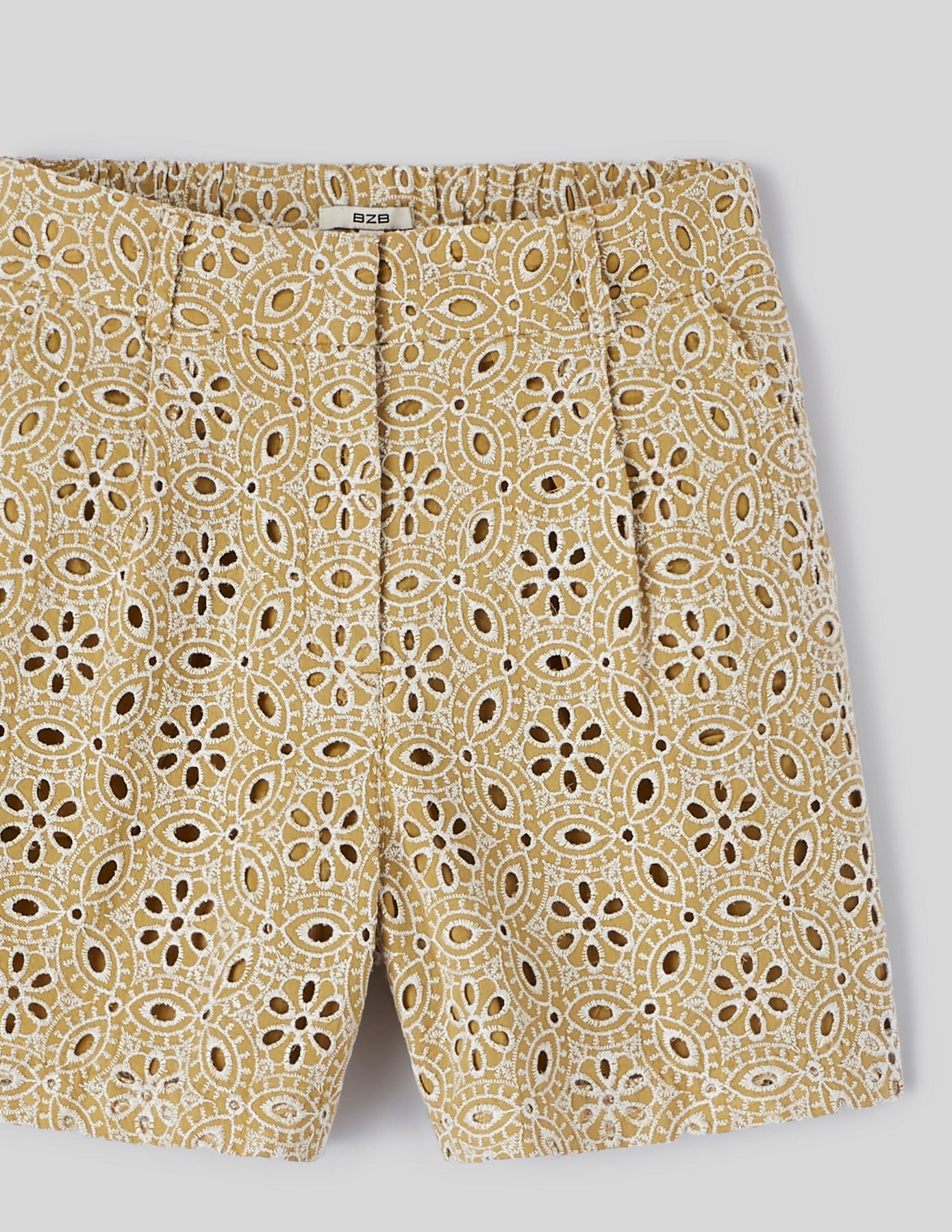 Short broderie anglaise