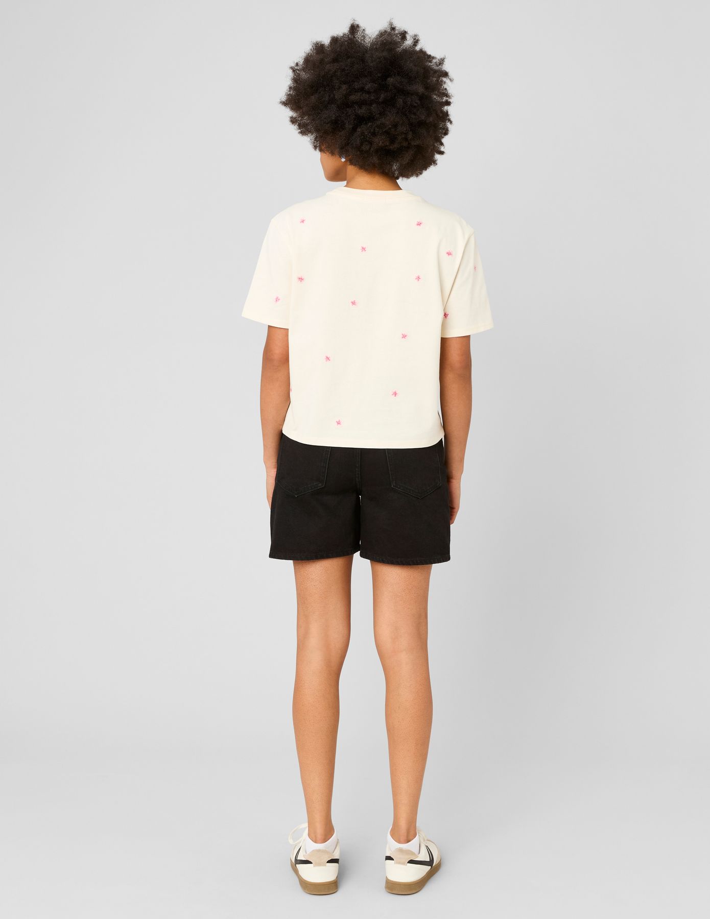 T-shirt avec broderies fleurs