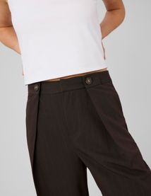 Pantalon ray&eacute; &agrave; pince