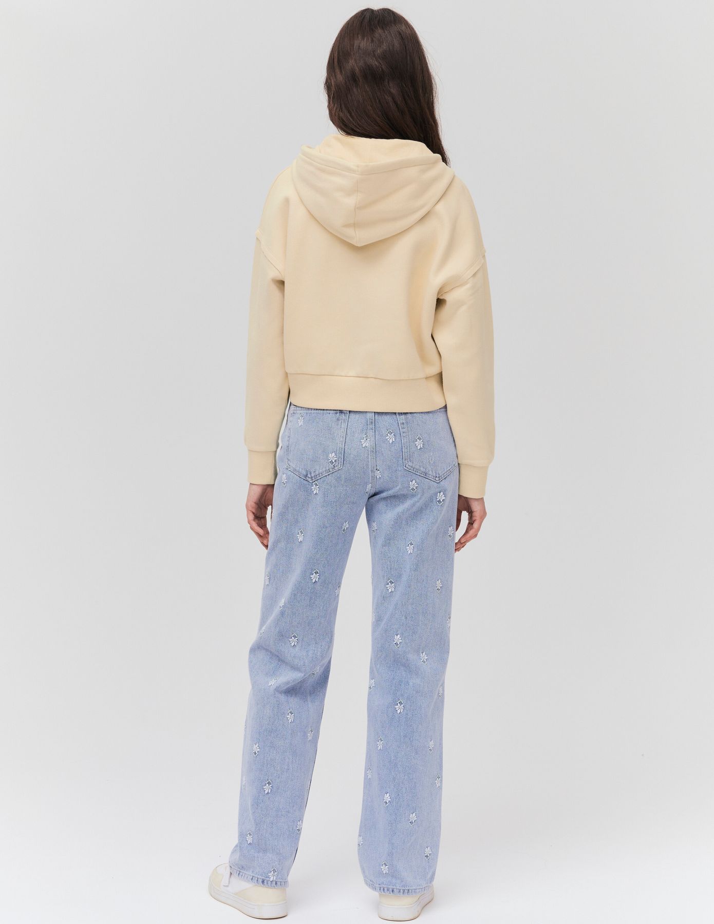 Sweat court zipp&eacute; &agrave; capuche