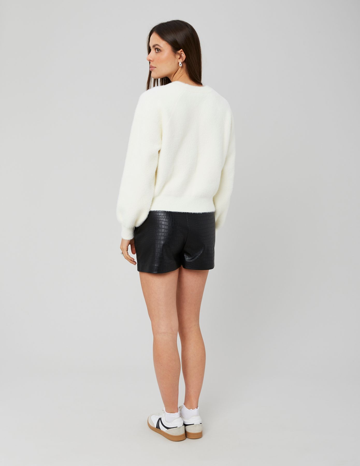 Pull fluffy boutons bijoux