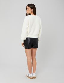 Pull fluffy boutons bijoux