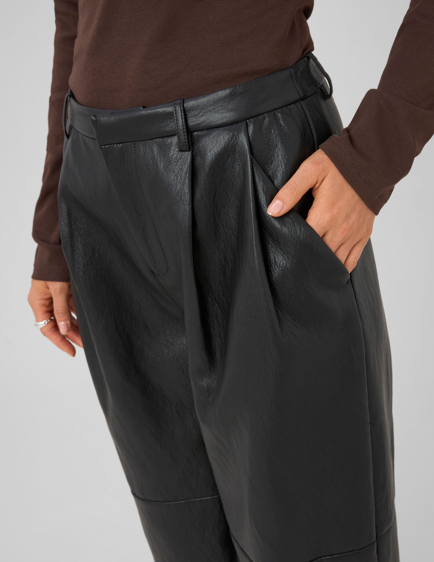 Pantalon en tissu enduit &agrave; pinces