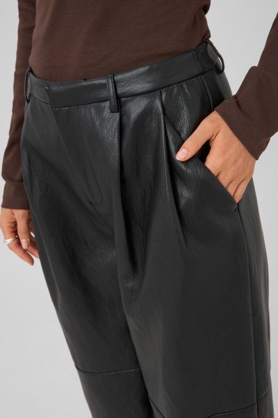 Pantalon en tissu enduit &agrave; pinces
