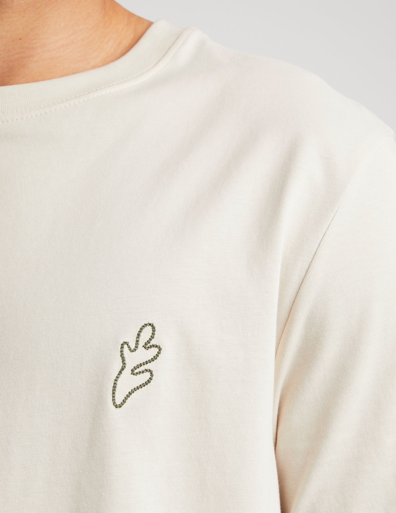T-shirt broderie poitrine