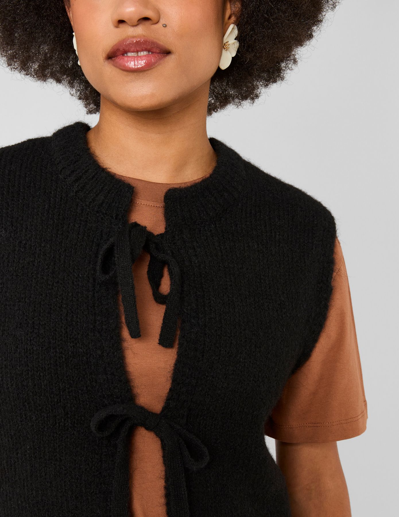 Gilet sans manches &agrave; noeuds