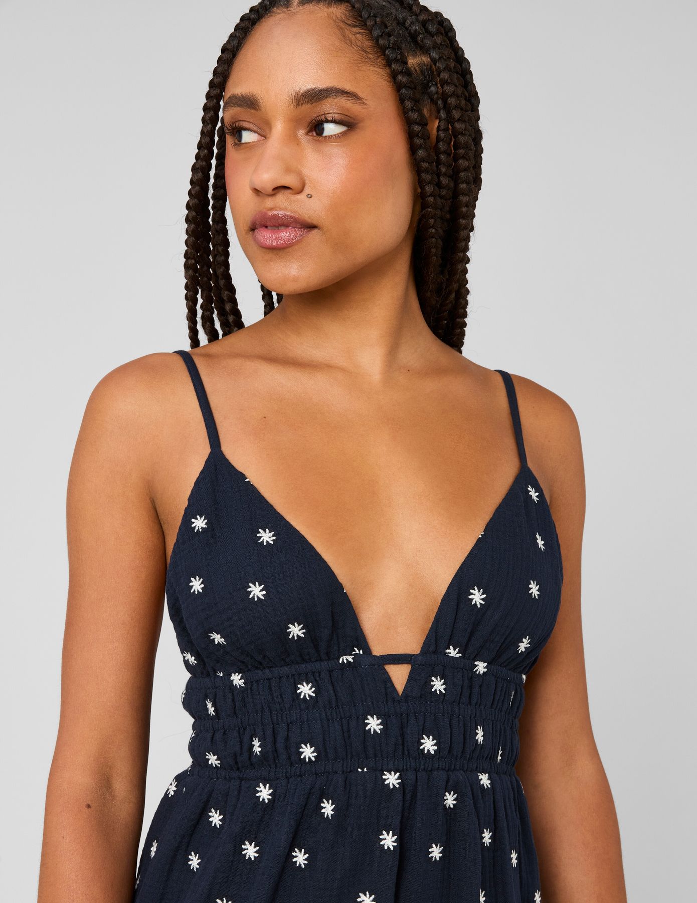 Robe courte &agrave; broderies