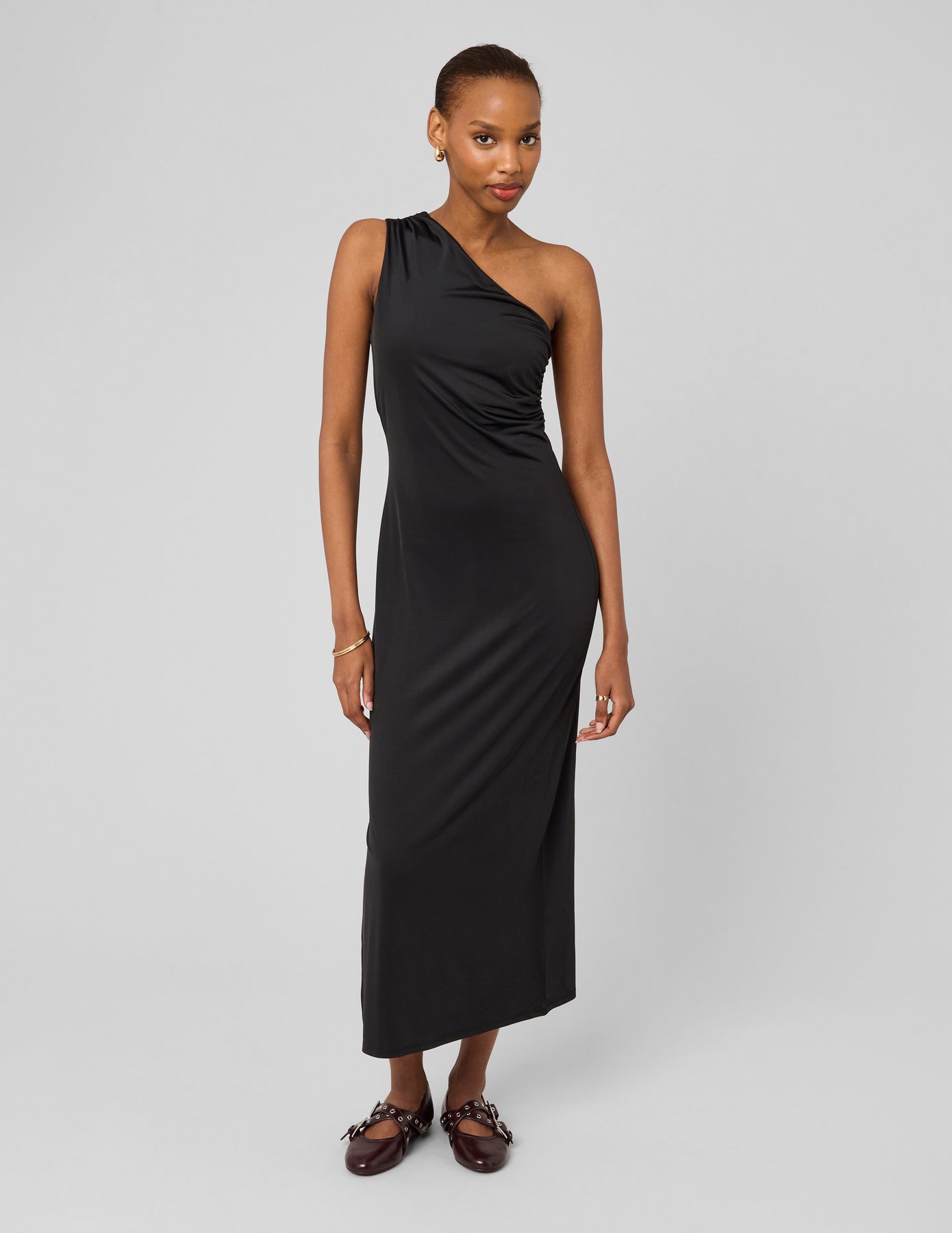 Robe longue &eacute;paule d&eacute;nud&eacute;e