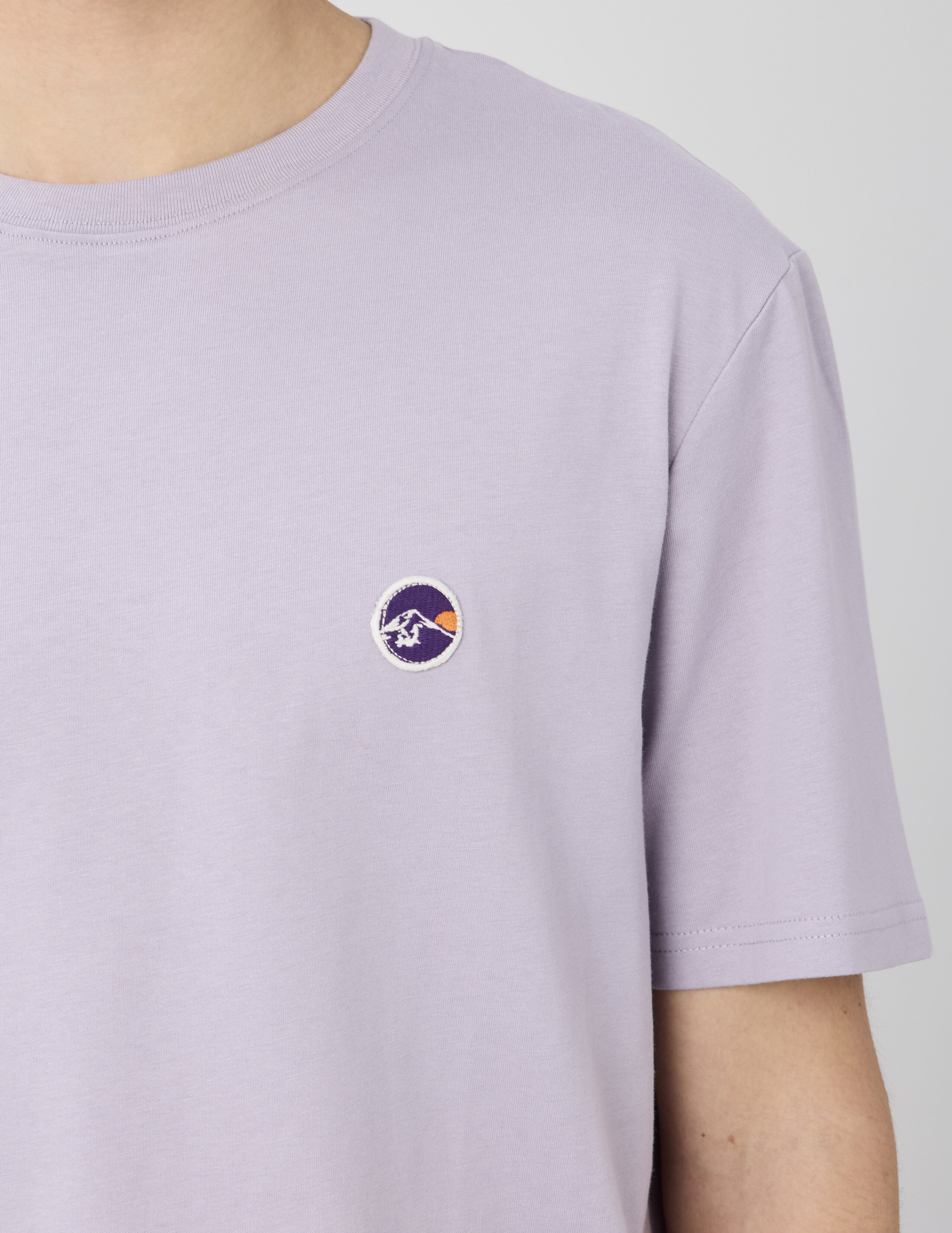 T-shirt broderie poitrine