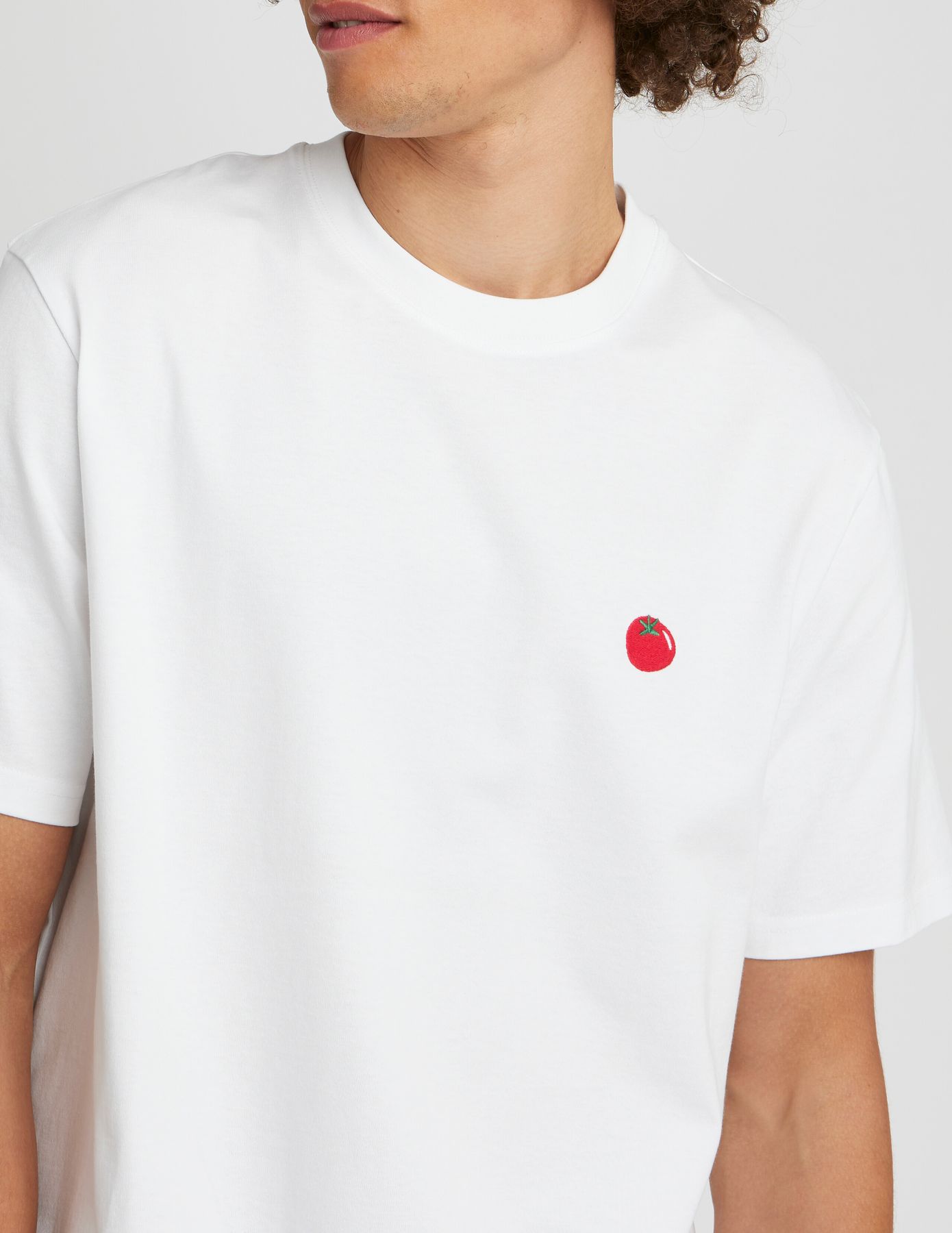 T-shirt broderie poitrine