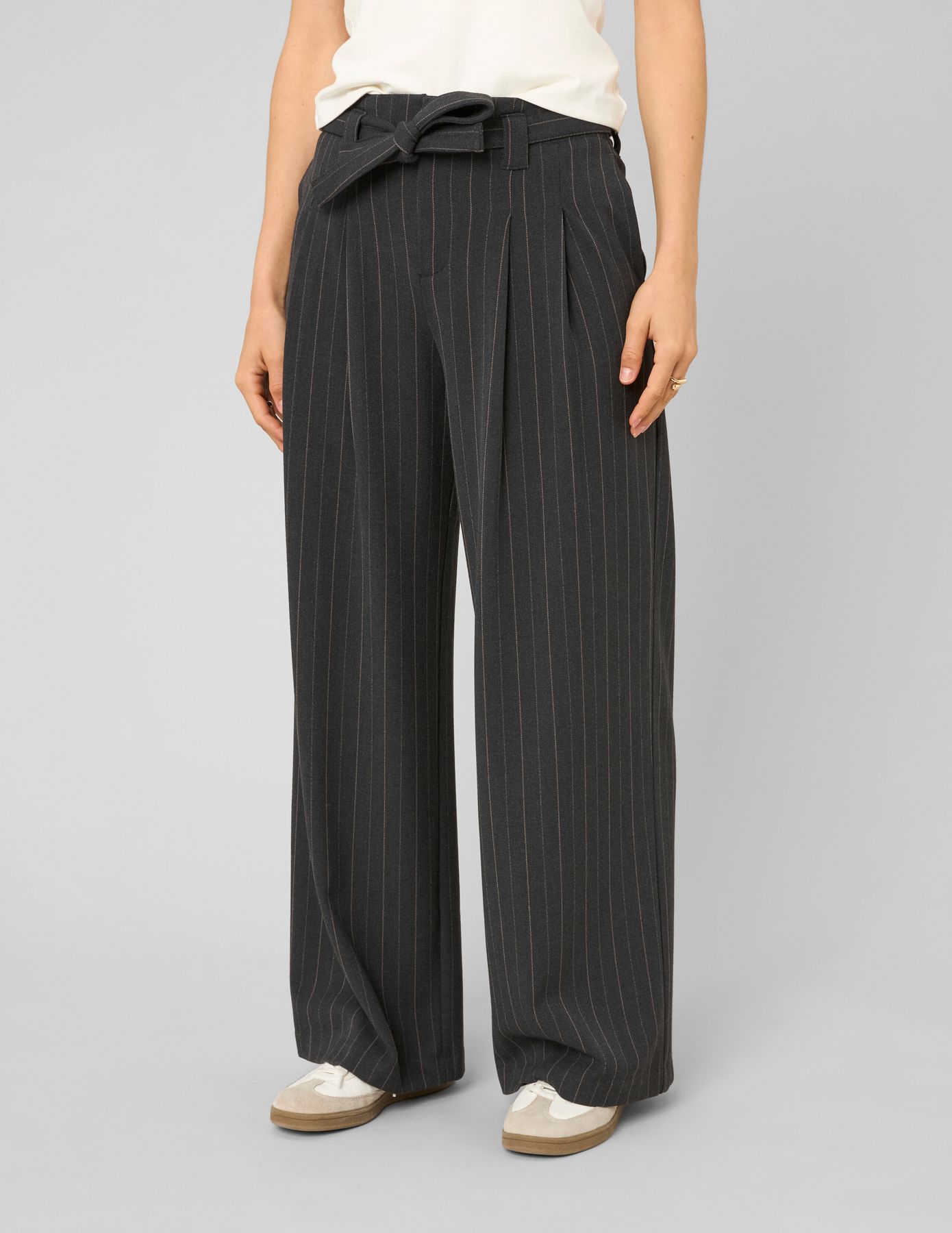Pantalon en flanelle ceintur&eacute; &agrave; rayures