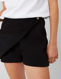 Jupe short portefeuille avec bouton doré