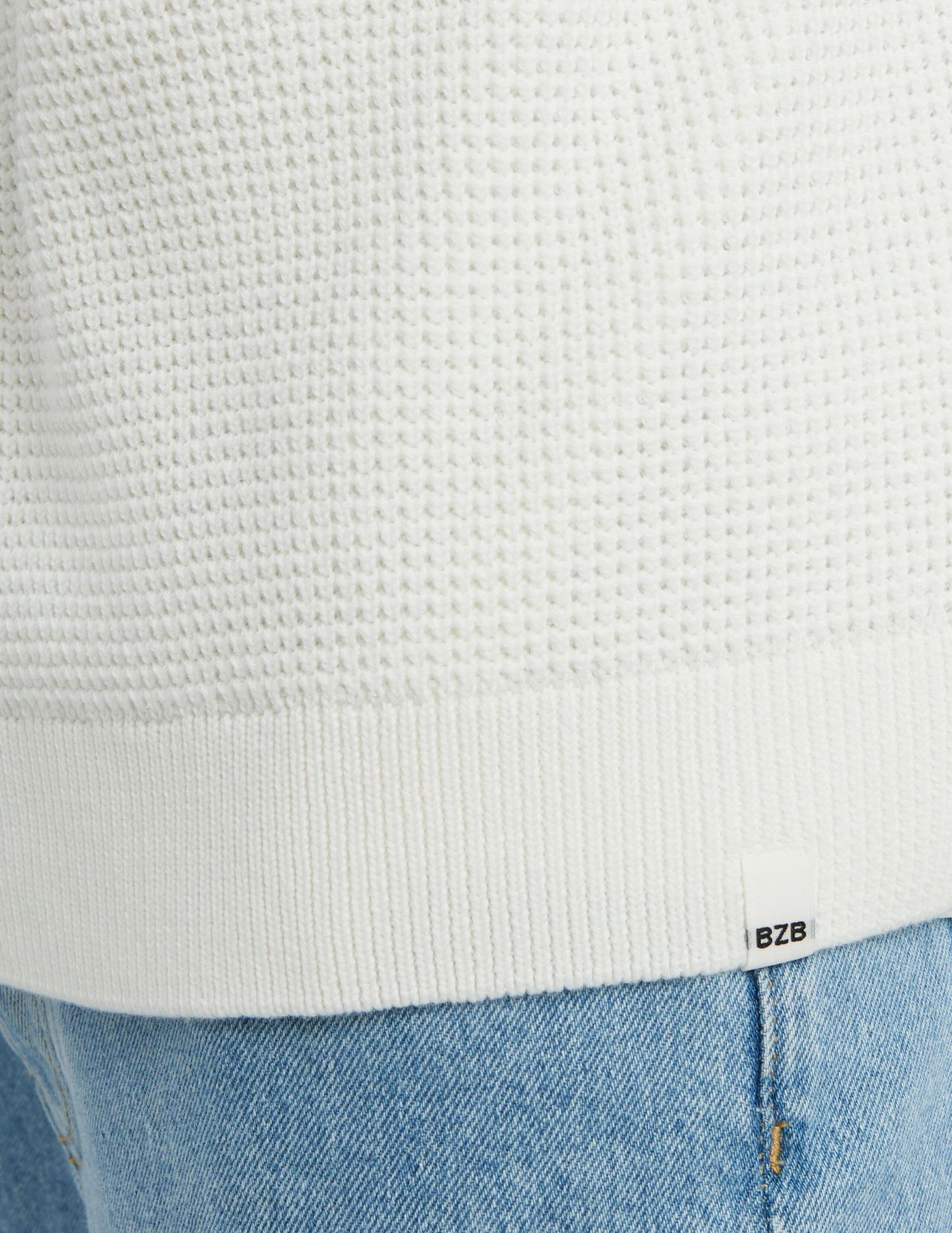 Pull col montant reli&eacute;f&eacute;