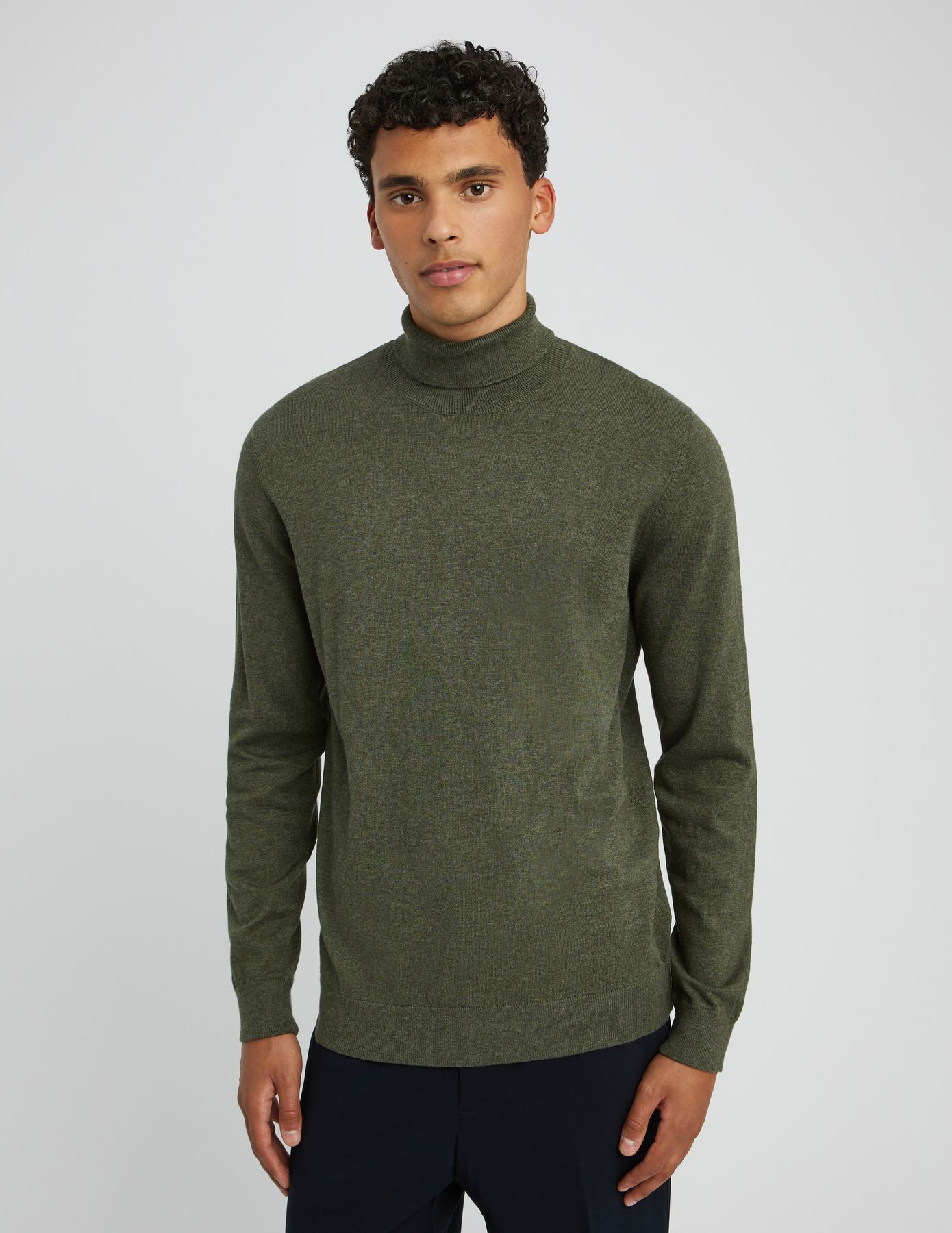 Pull col roul&eacute;