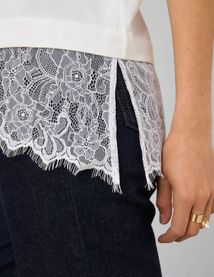 T-shirt avec empi&egrave;cement en dentelle