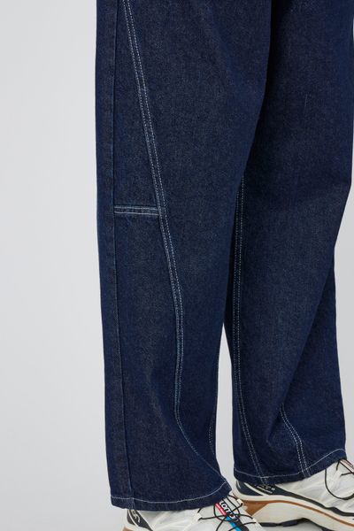 Jean skater &agrave; d&eacute;coupes