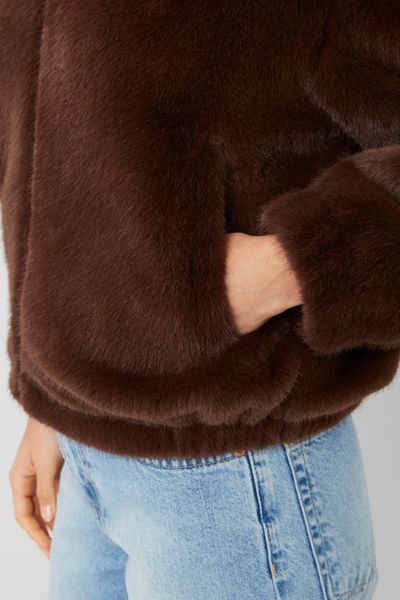 Blouson matière duveteuse col capuche