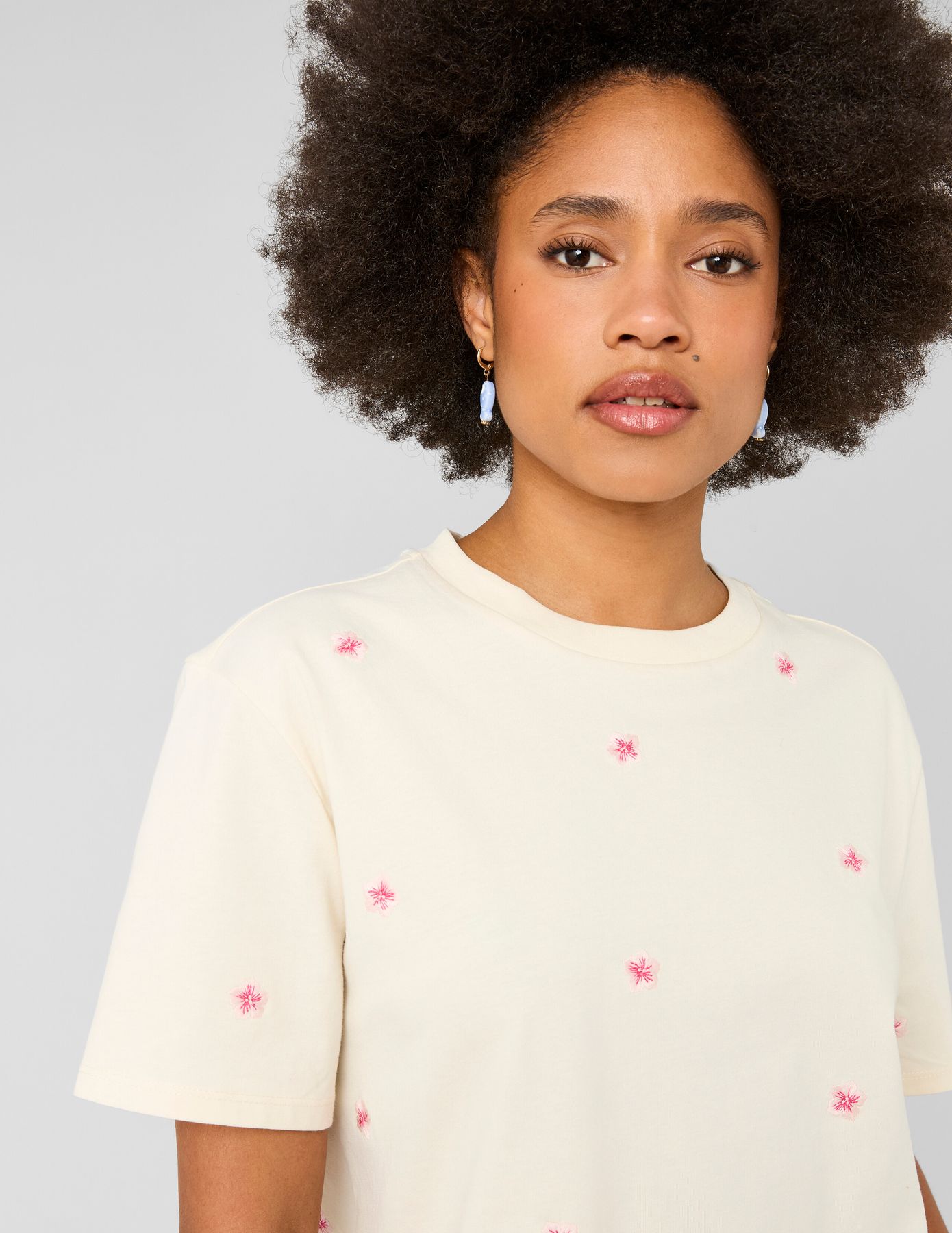 T-shirt avec broderies fleurs