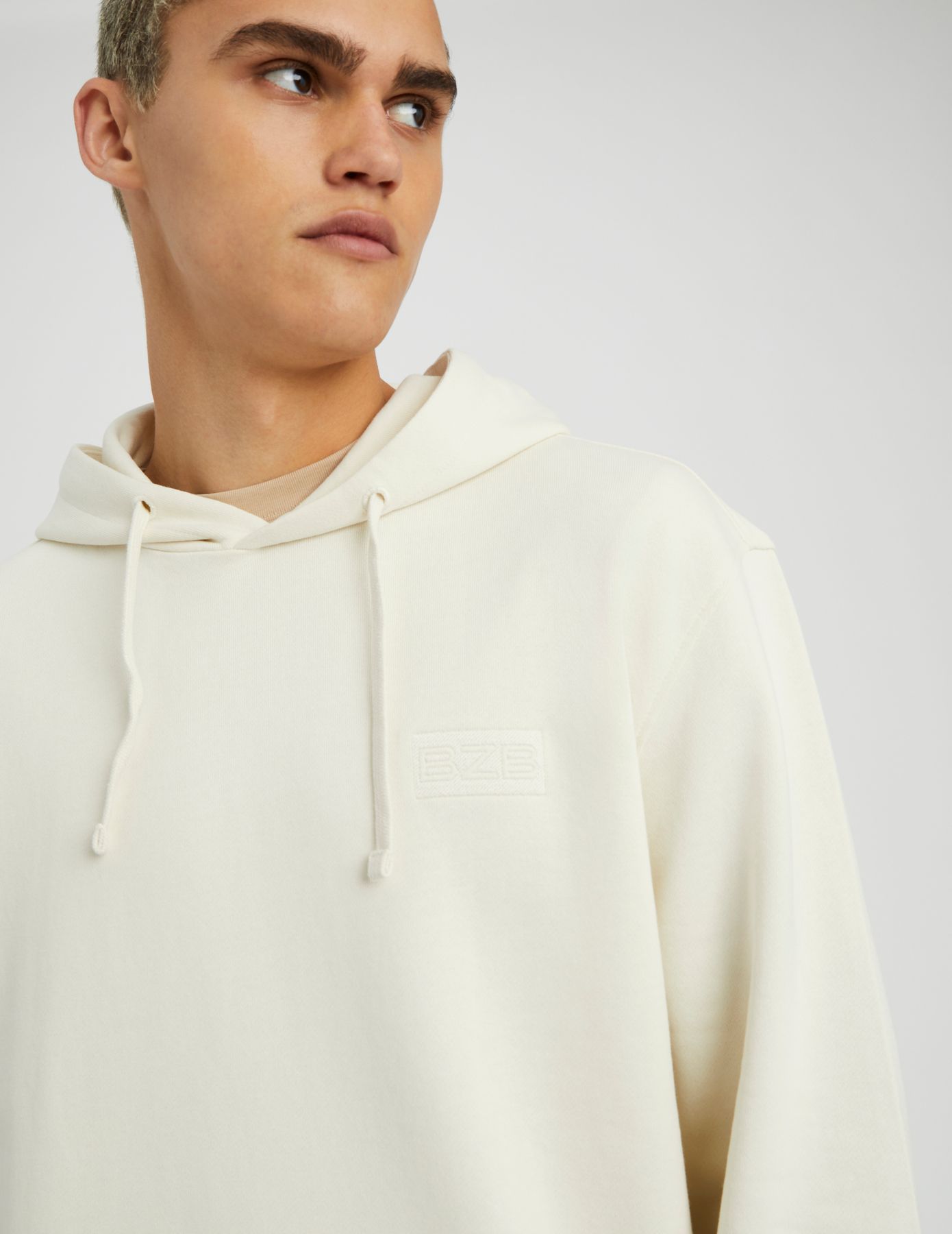 Sweat brod&eacute; &agrave; capuche