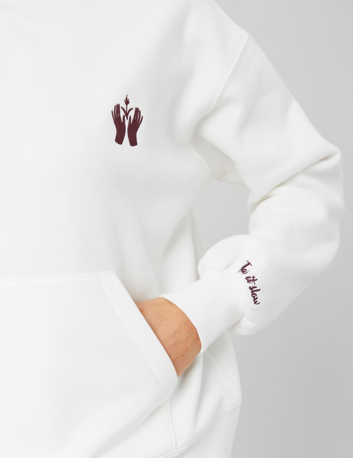 Sweat col capuche broderie poitrine