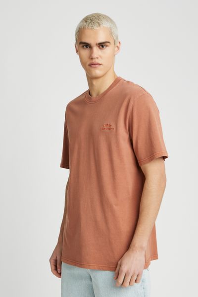 T-shirt broderie poitrine