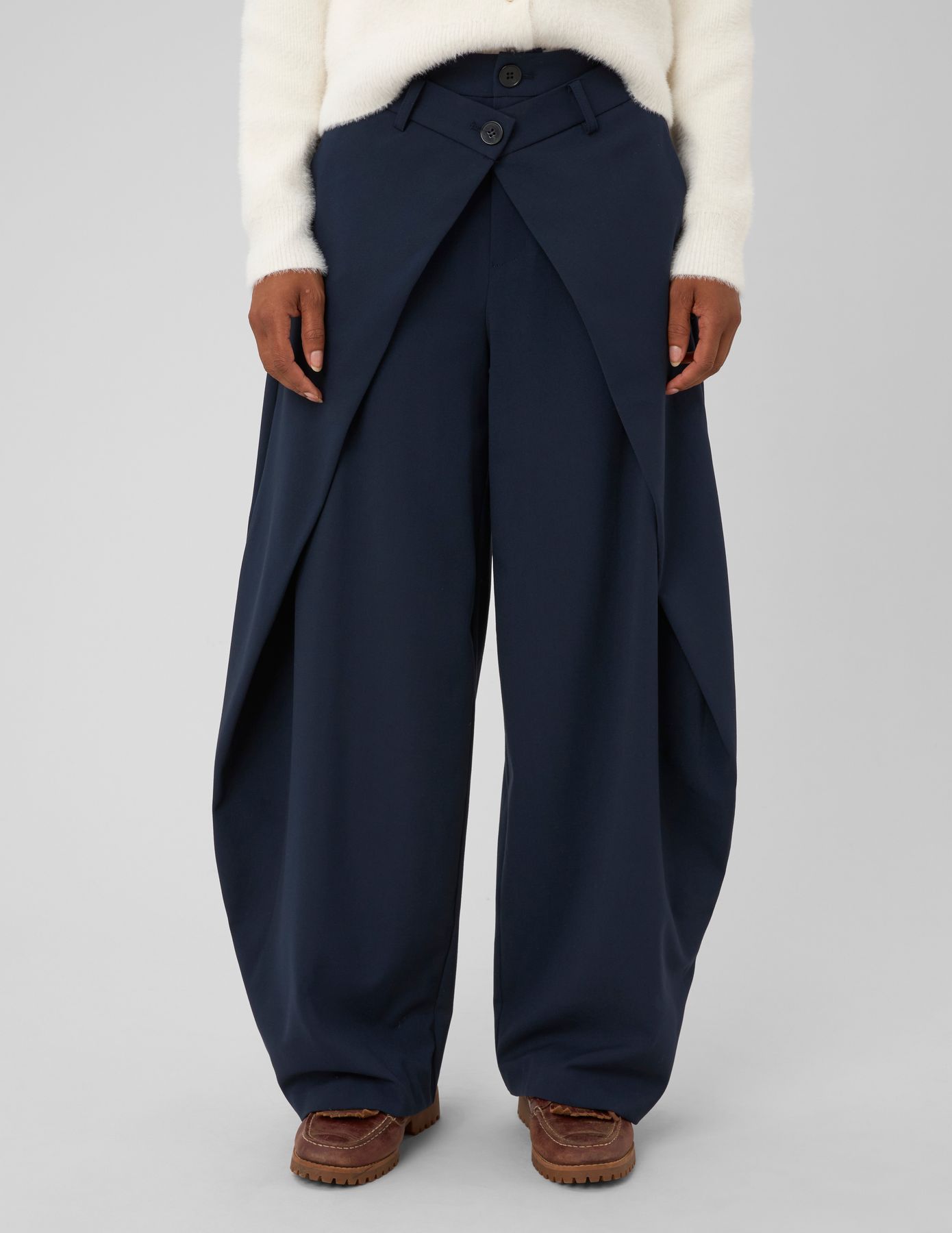 Pantalon large &agrave; plis et double bouton