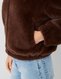 Blouson matière duveteuse col capuche