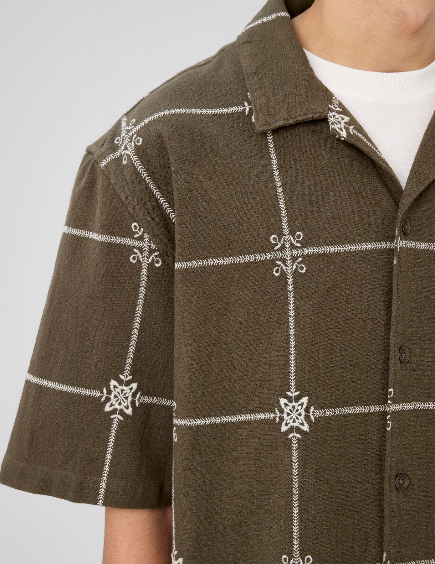 Chemise manches courtes brod&eacute;e