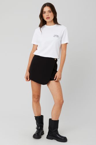 Jupe short portefeuille avec bouton doré