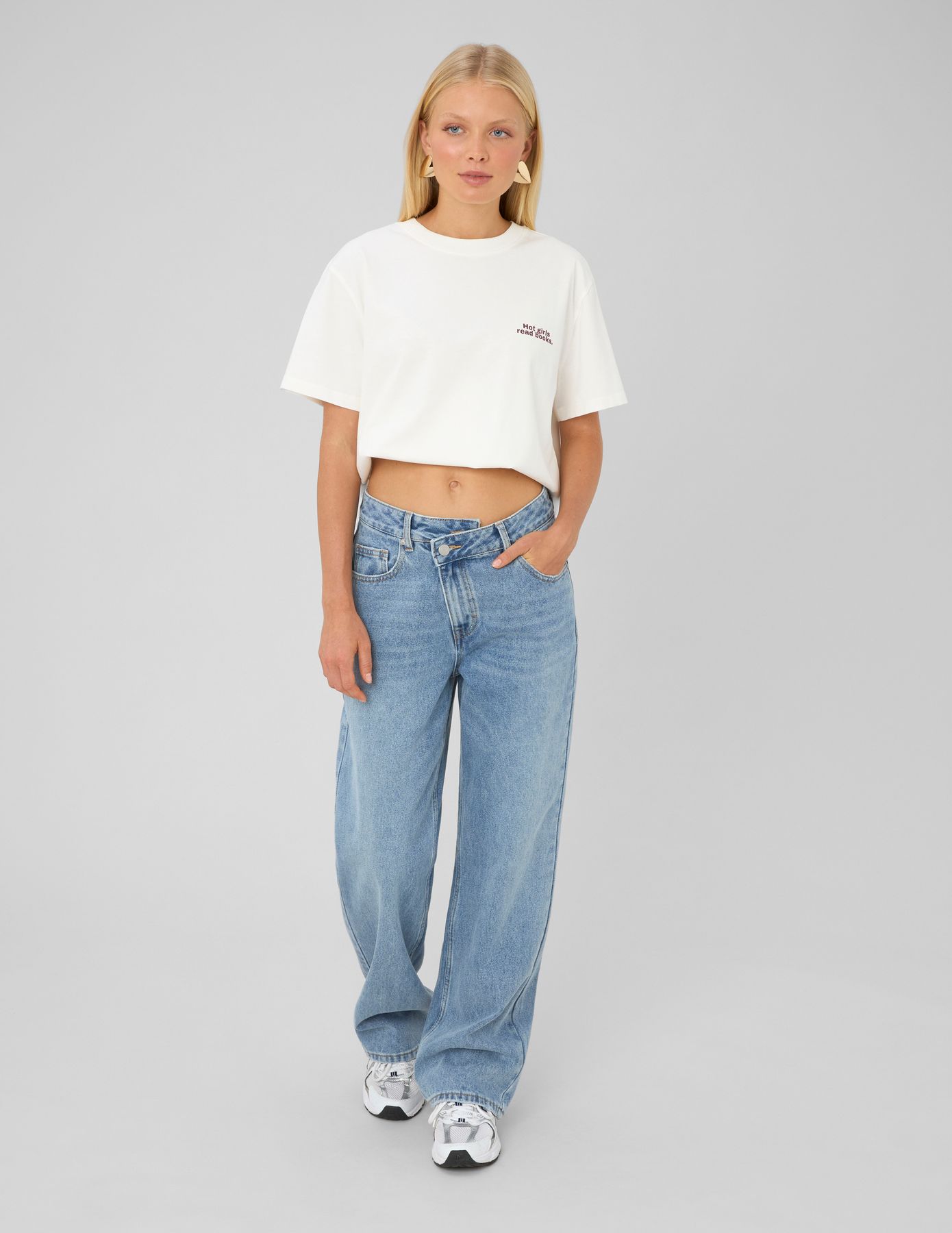 Jean straight ceinture asym&eacute;trique