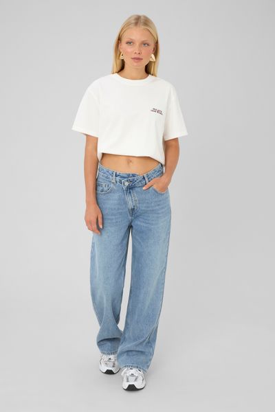 Jean straight ceinture asym&eacute;trique
