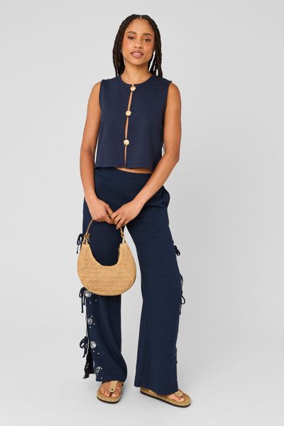 Top avec d&eacute;tails de boutons dor&eacute;s