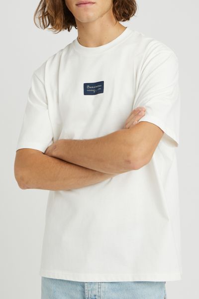 T-shirt &eacute;tiquette centr&eacute;e