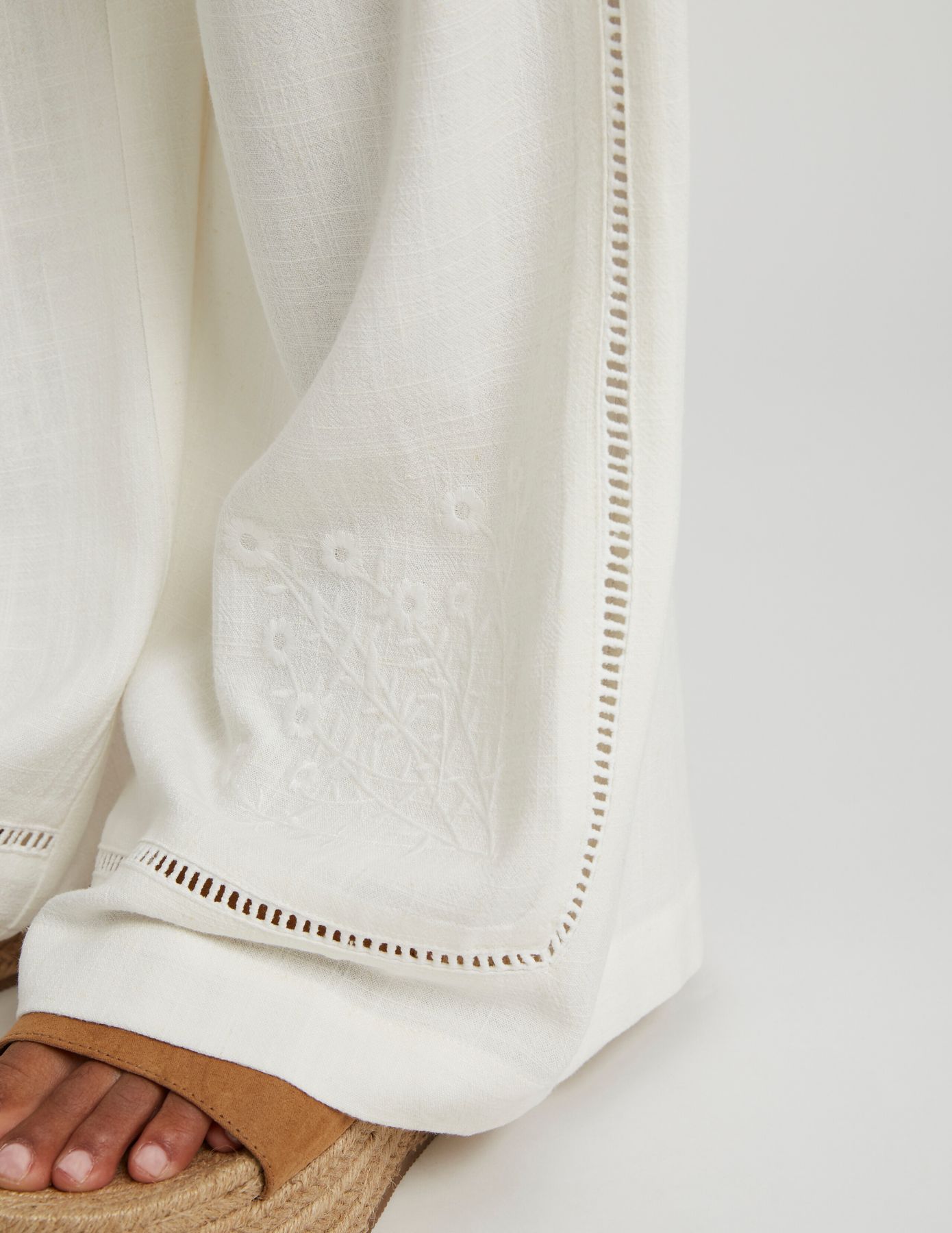 Pantalon fluide détail broderie