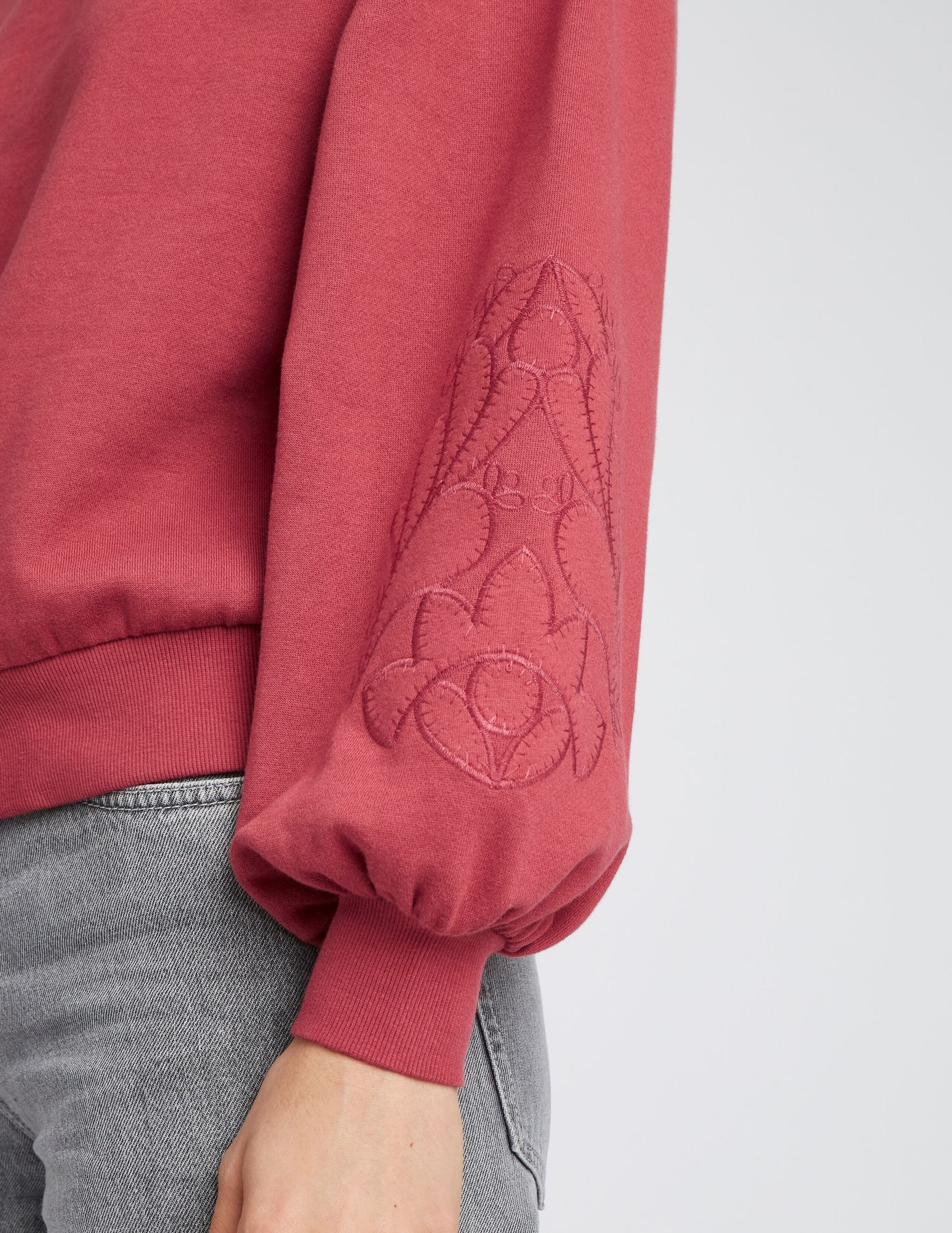 Sweat brodé manches