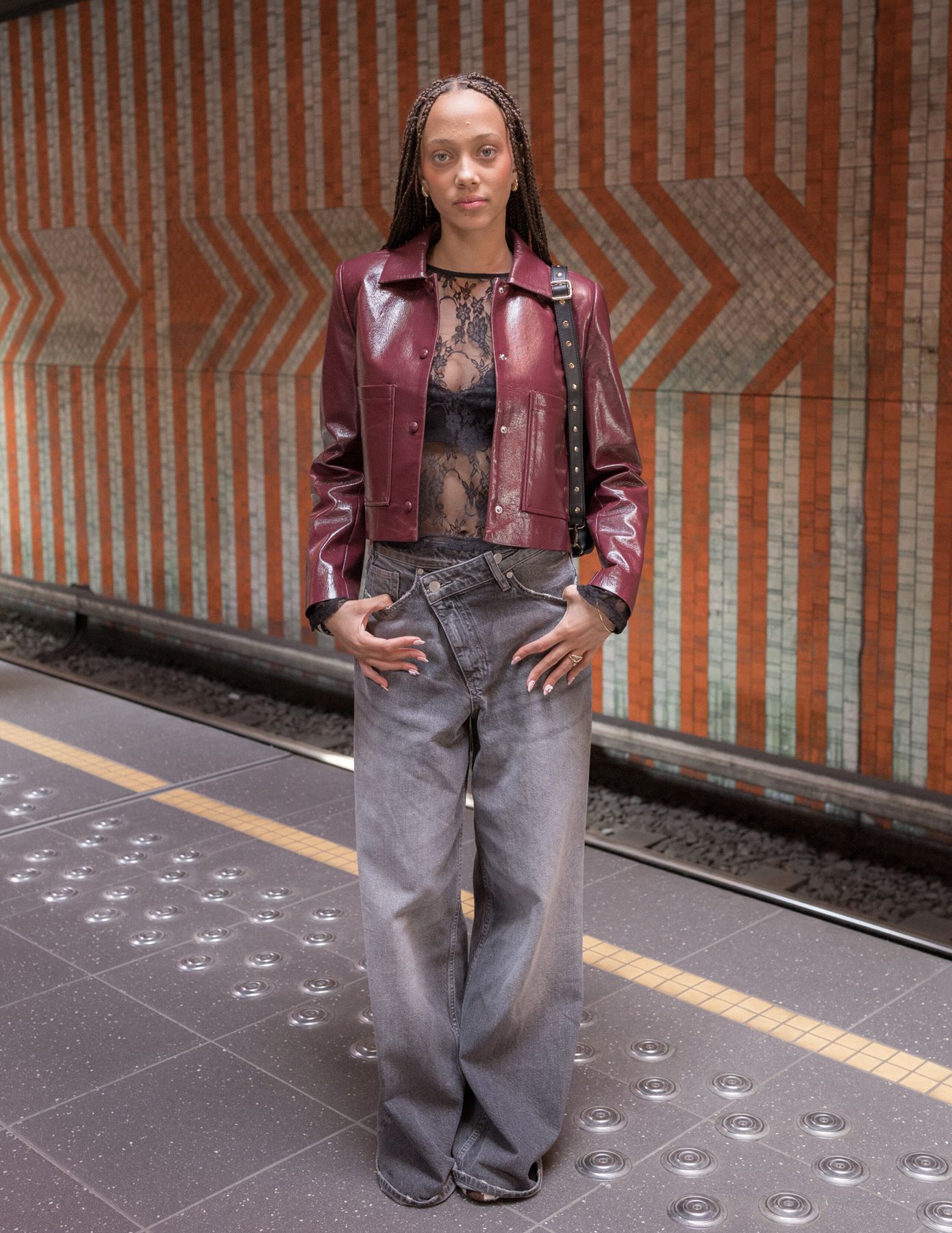 Jean wide leg ceinture asym&eacute;trique