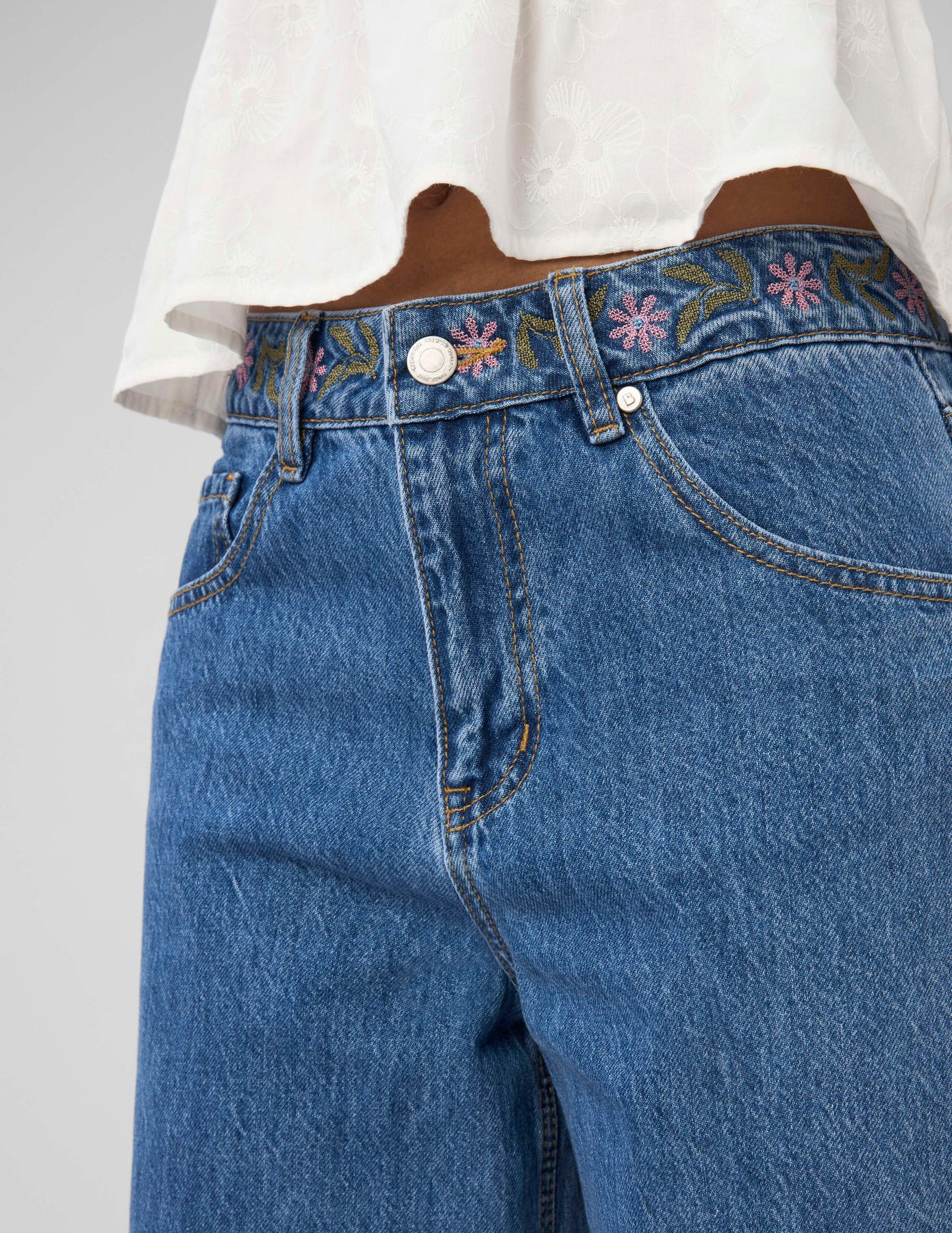 Jean baggy brod&eacute;