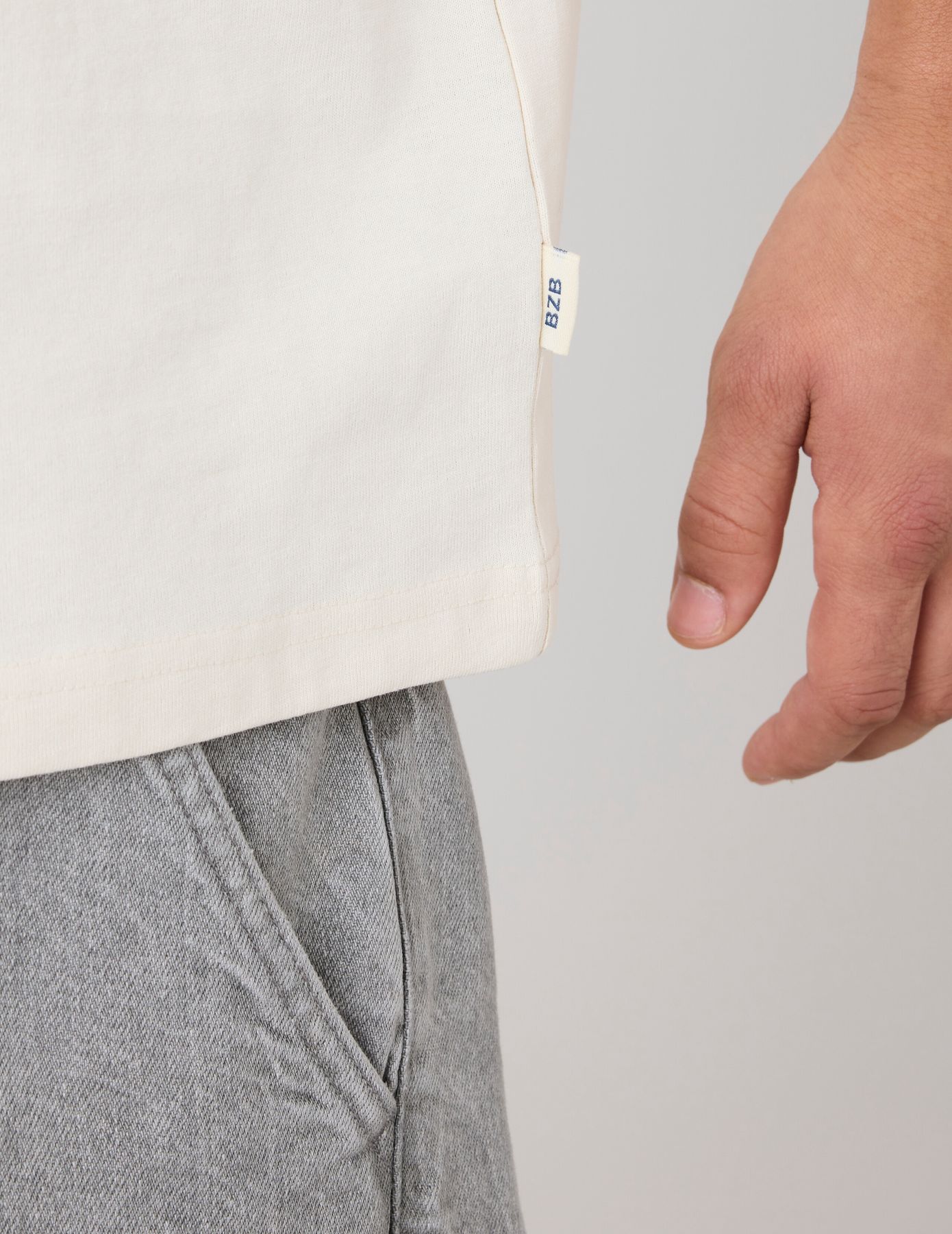 T-shirt broderie poitrine
