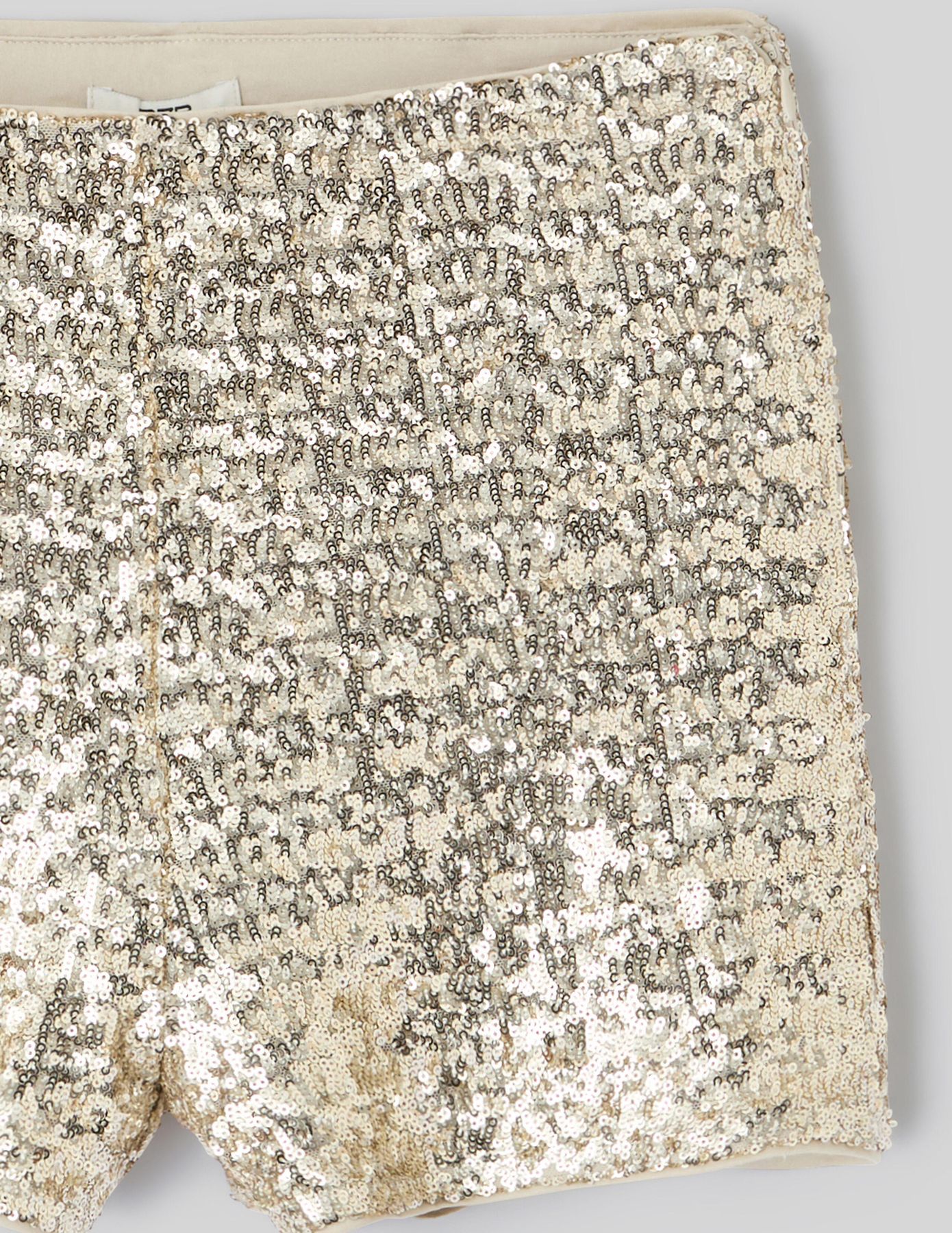 Short à sequins dorés