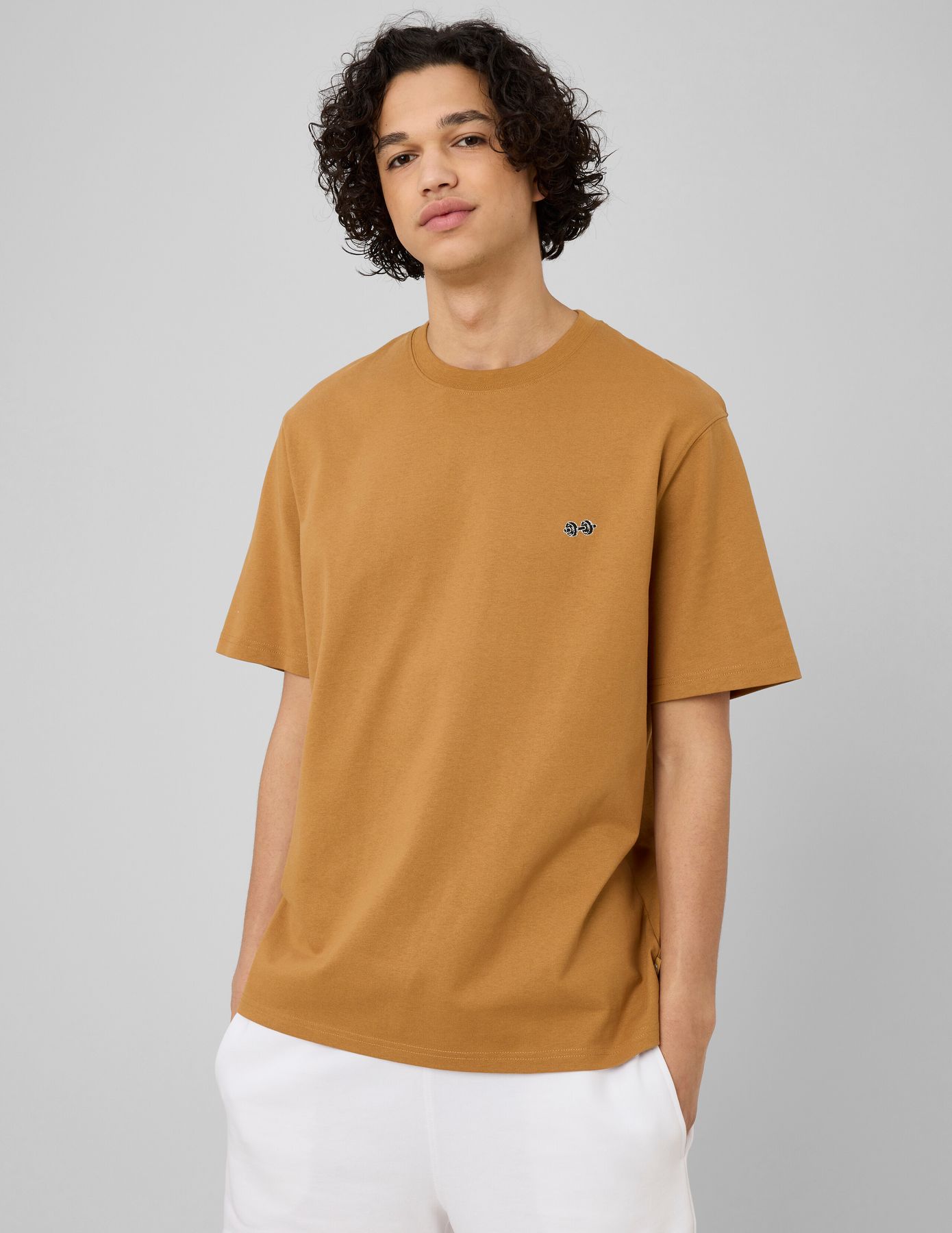 T-shirt broderie poitrine