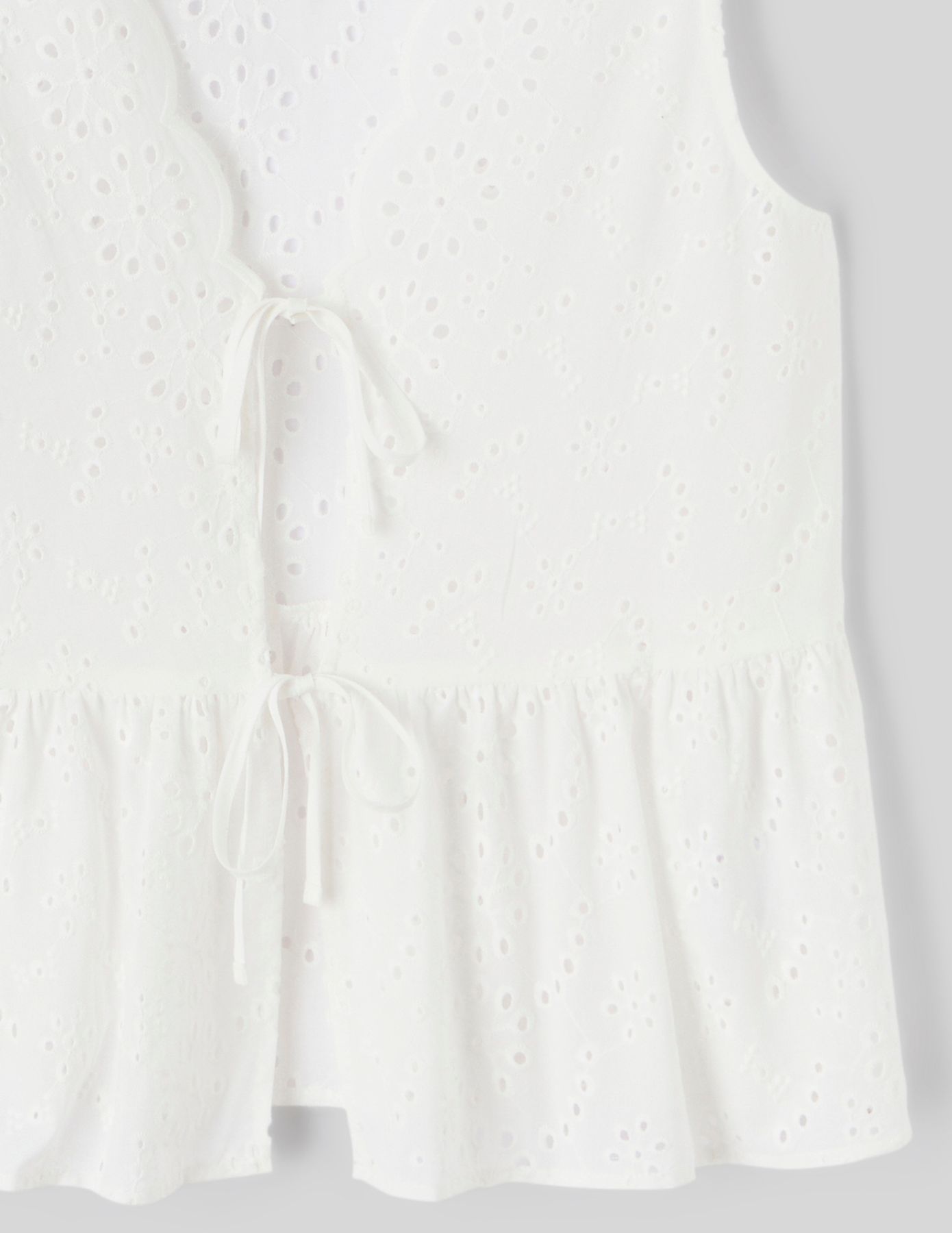 Blouse à nouer en broderie anglaise
