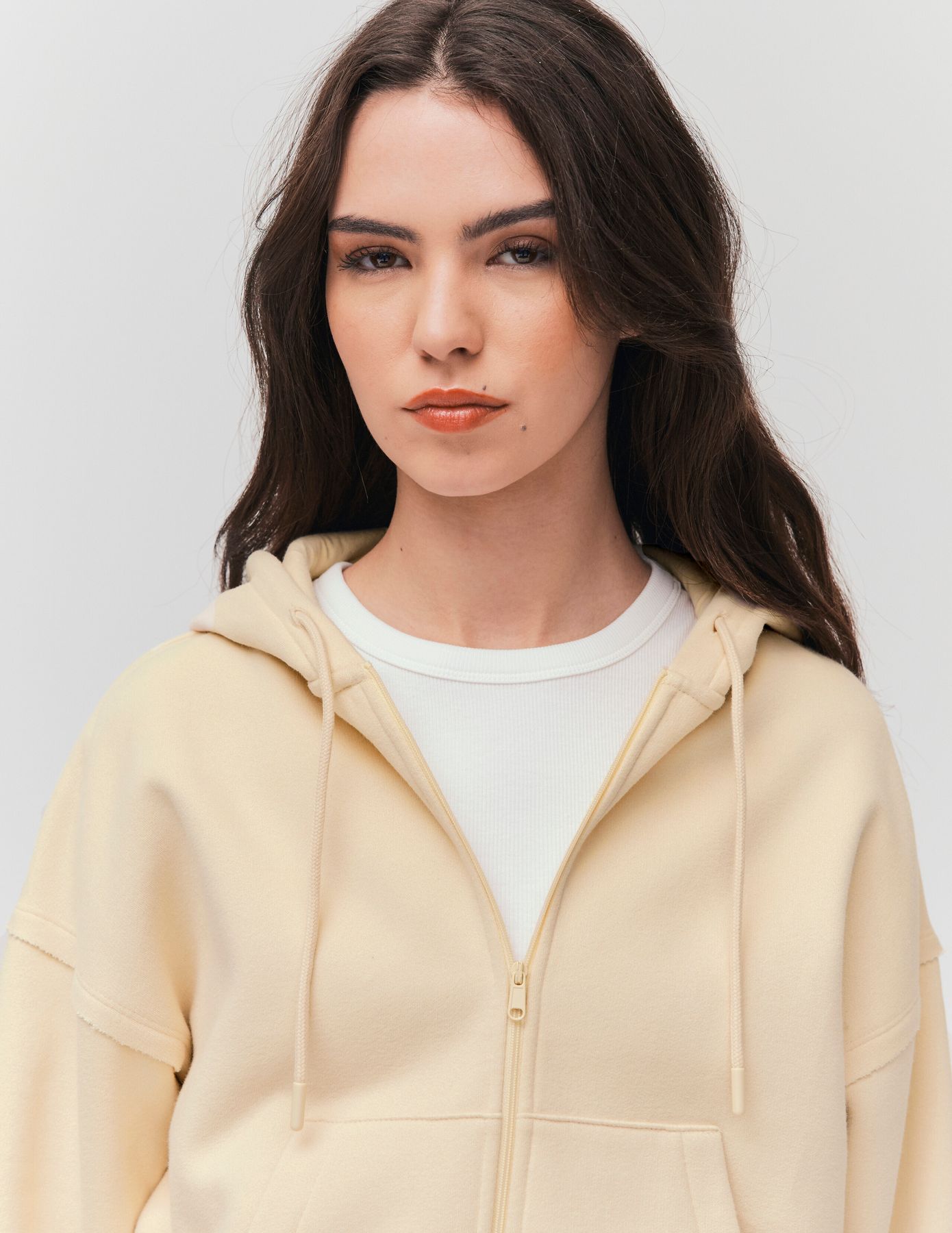 Sweat court zipp&eacute; &agrave; capuche