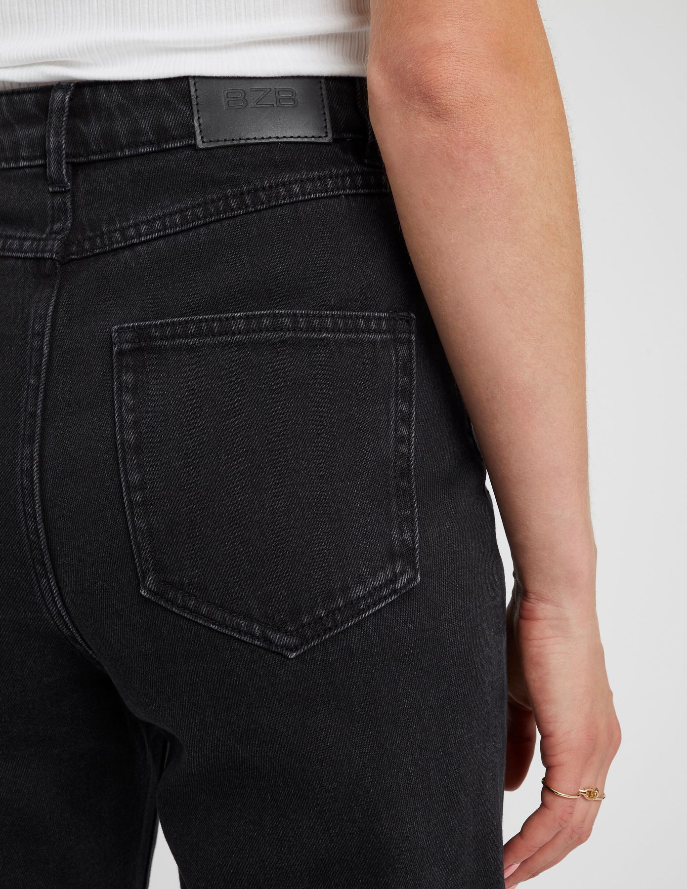 Jean straight &agrave; strass