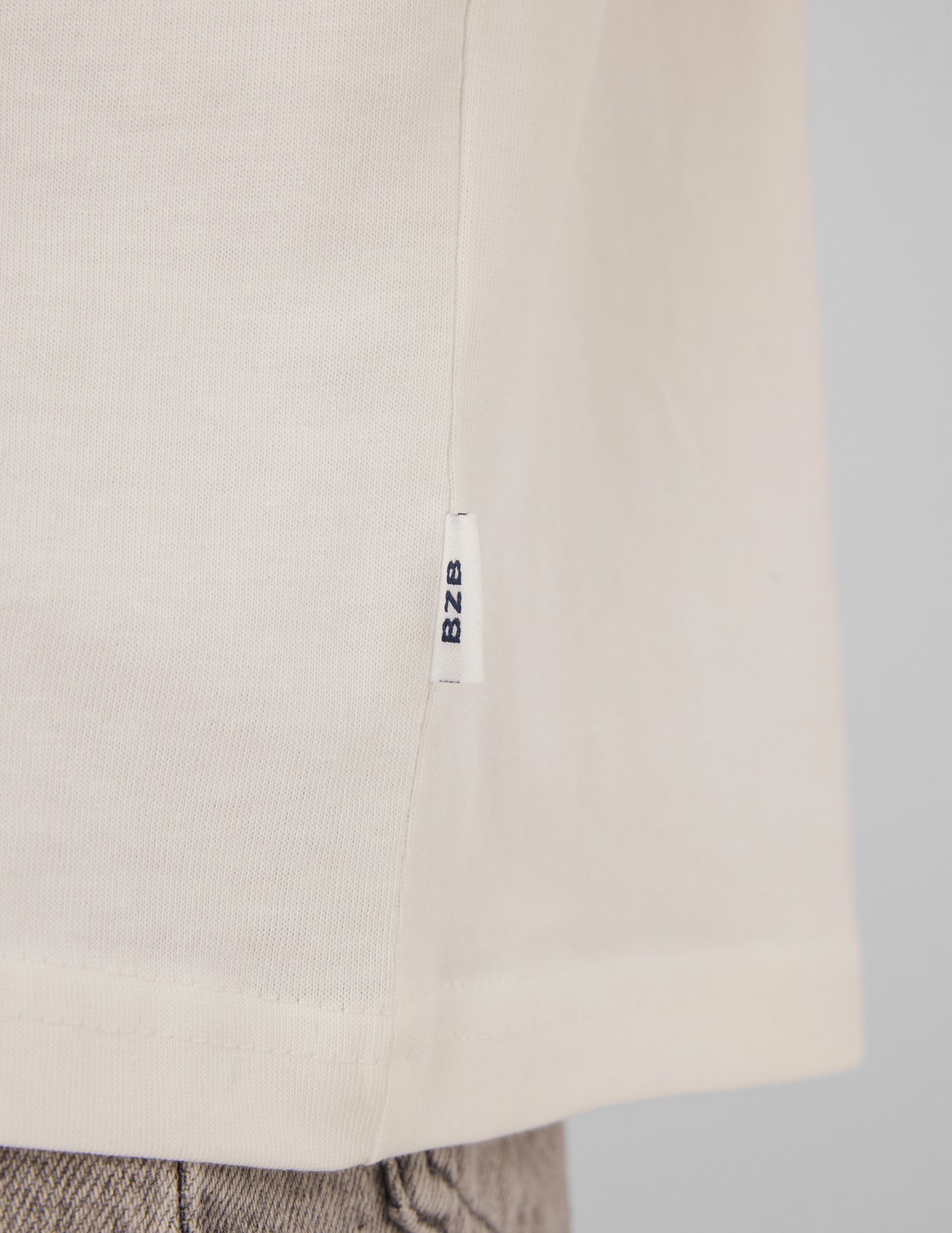 T-shirt broderie poitrine