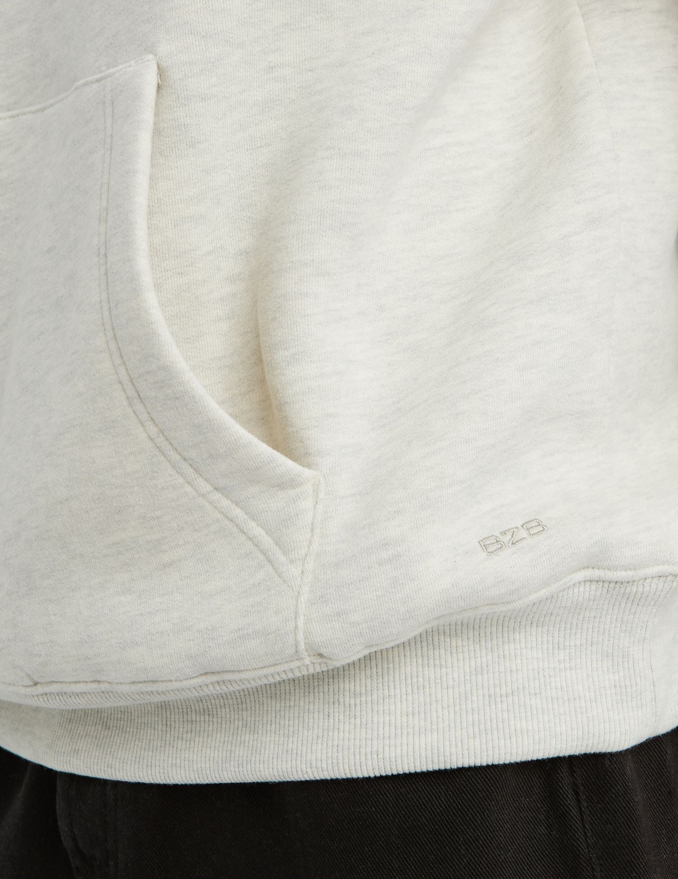 Sweat &agrave; capuche chin&eacute;